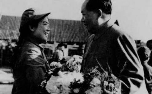 1952年，那个大胆拥抱毛主席的志愿军女代表，后来怎么样了？