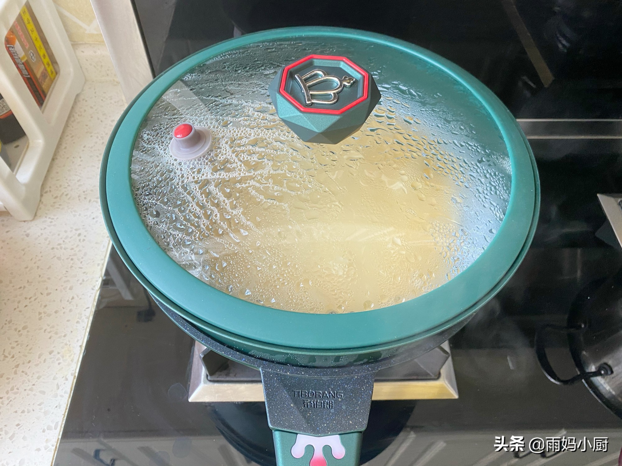 剩餃子皮不要煮著吃了，做成薄如蟬翼的春餅，卷上小炒菜搶著吃