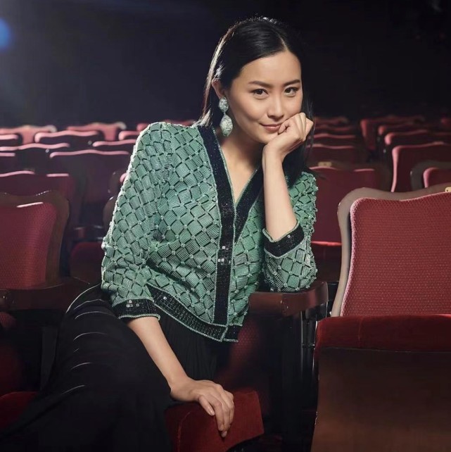 陳法拉產後三個月秀苗條身材，法籍丈夫曬甜蜜合影高調示愛