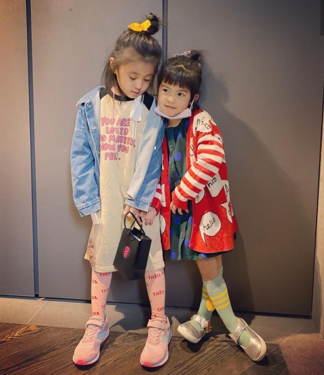 賈靜雯帶娃外出過週末，波妞熊抱羊駝超大膽，門牙脫落笑容很喜感