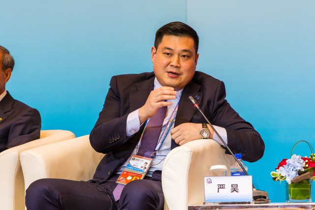 父亲因生他而丢掉工作，现在他长大成人，赚到千亿身家来回馈父亲