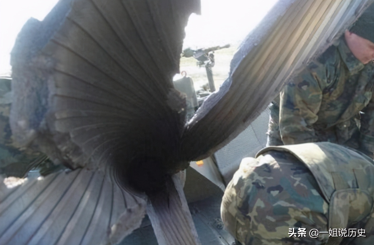 The most realistic scene of the weapon explosion, the artillery barrel ...