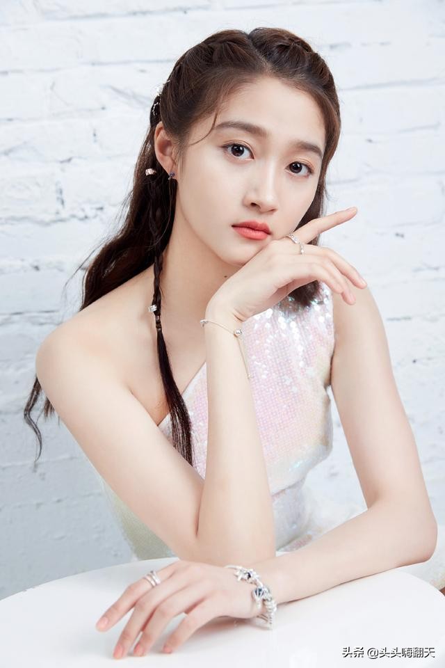 关晓彤和迪丽热巴谁更美？当同时穿斜肩裙时，差别显而易见