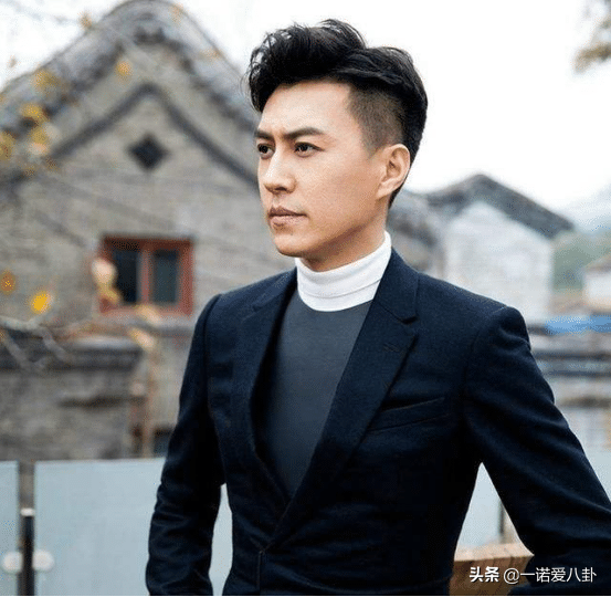 戏里戏外，靳东对离过婚女人情有独钟，2次爱离