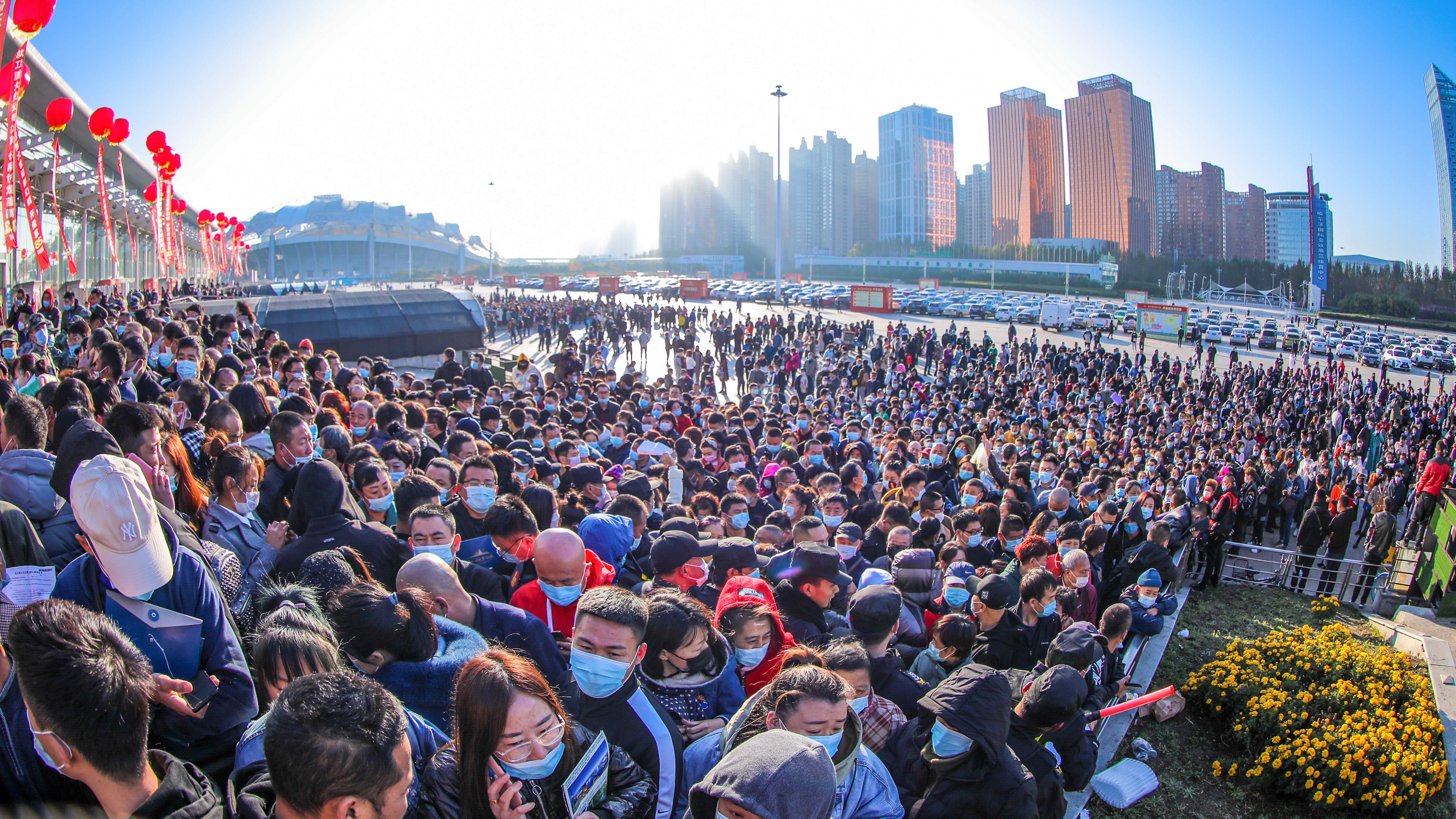 恒大7折卖房燃爆黄金周 抢房现场堪比景区