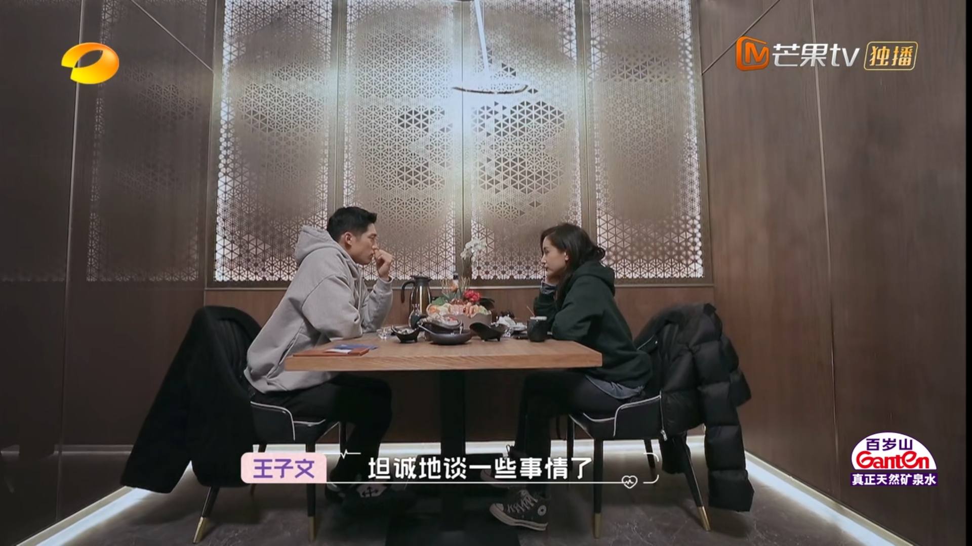 一直被偷拍，却从未回应：王子文突然承认有儿子，勇气从何而来？