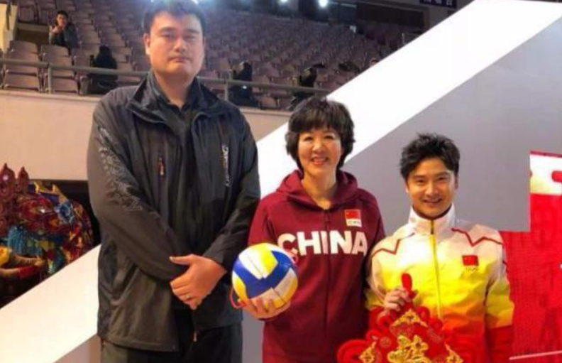 女排和明星合影：1米85不够看，凤凰传奇像小矮人，朱婷小鸟依人