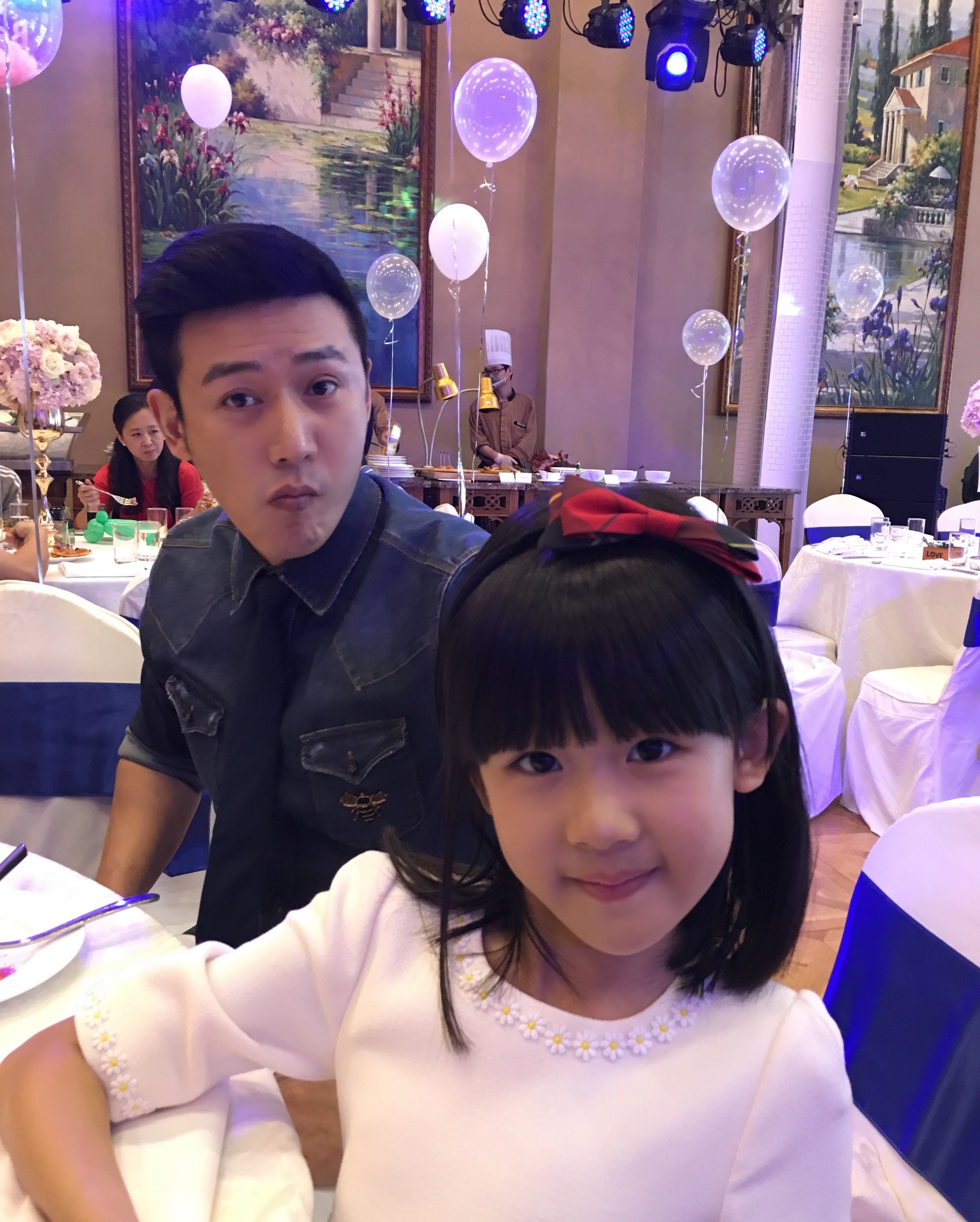 陸毅為12歲女兒慶生，貝兒蛋糕前許願，恬靜美好高顏值堪比校花