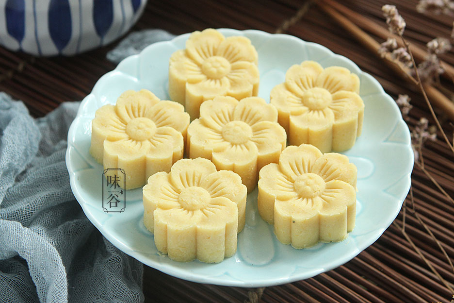 夏季就适合吃这糕点，自己在家也能做，冰冰凉凉，清热又解暑