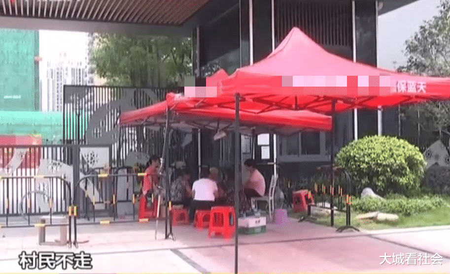 开发商没有兑现承诺，小区大门遭村民围堵，业