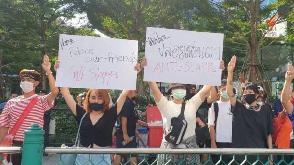 曼谷进入紧急状态，示威者无视禁令集会再升级！警方下最后通牒