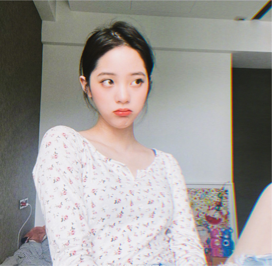 欧阳娜娜把他当闺蜜，张雪迎与他搂肩自拍，看清是谁后：羡慕了