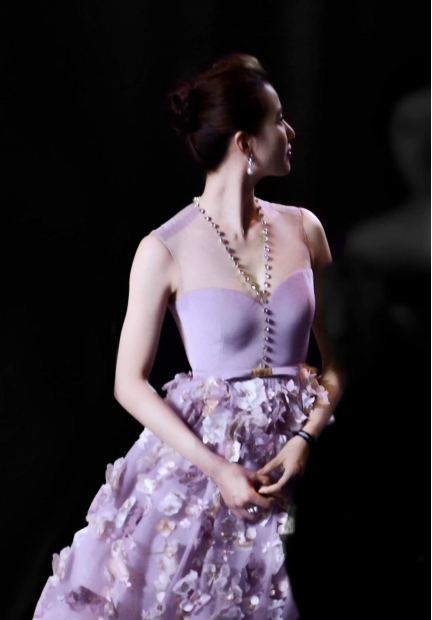 回顾刘诗诗“花瓣裙”，粉紫色显肤白，美到“发光”