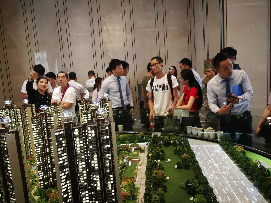 房地产已经“泡沫”明显，为何还在死撑？黄奇