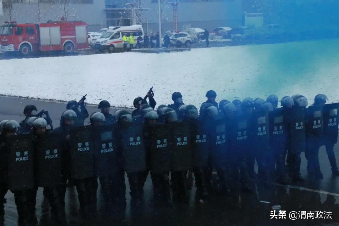 合阳县公安局举行大规模群体性事件处置演练（组图）