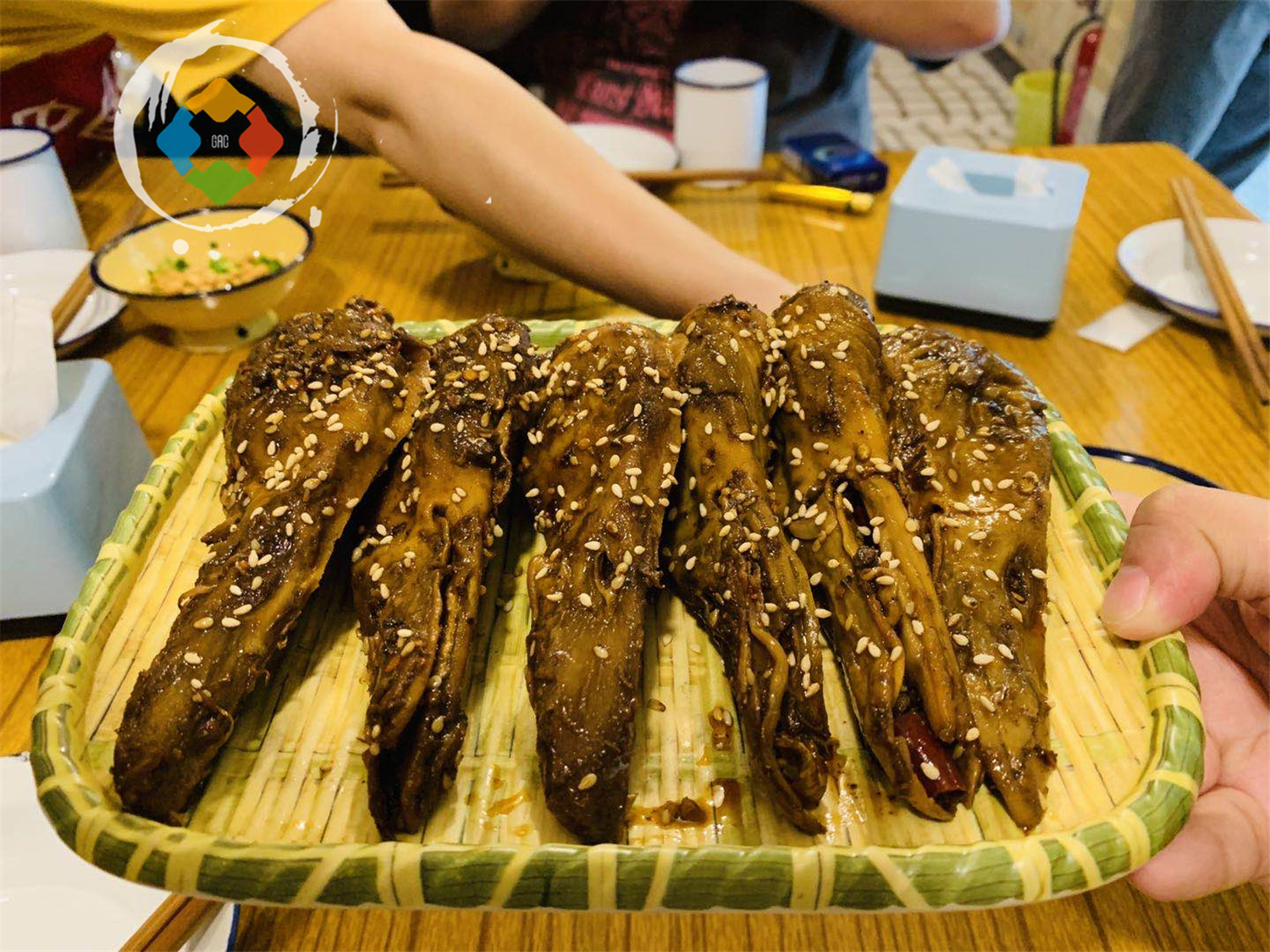 重庆80后和卖鱼的杠上了，店门前打出标语：吃鱼不如吃蛙