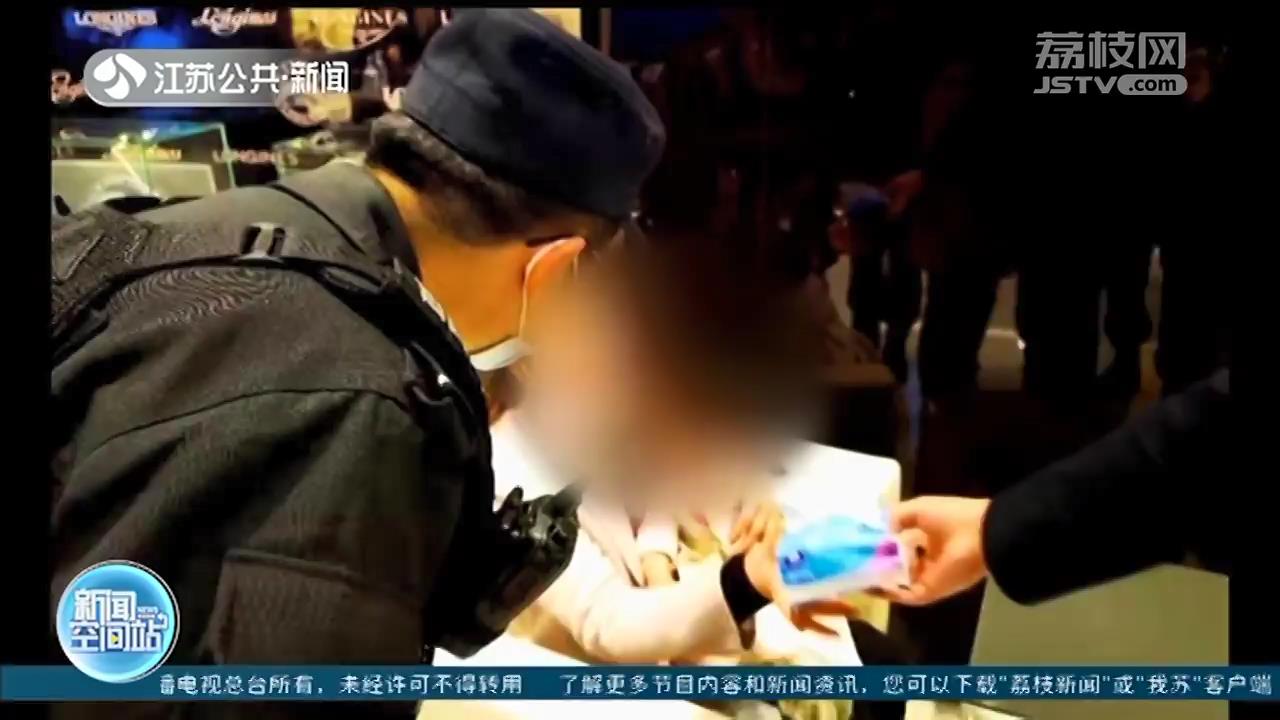 父母逛商场看表，3岁幼童头被卡在柜台 南京民警喊话粗心爸妈