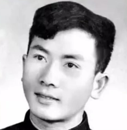 何赛飞年轻时倾国倾城：25岁嫁初恋，32年无绯闻，完美的贤妻良母