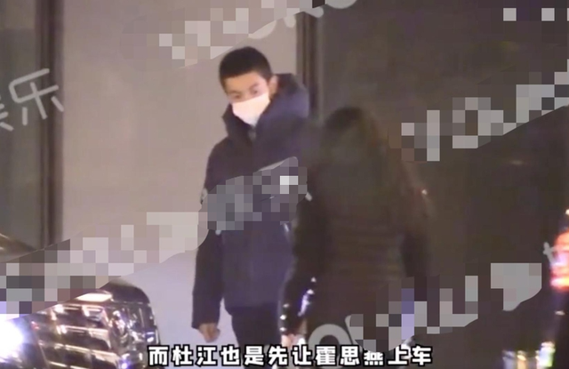 霍思燕与好友聚会室内抽烟再被拍，动作熟练似老烟枪