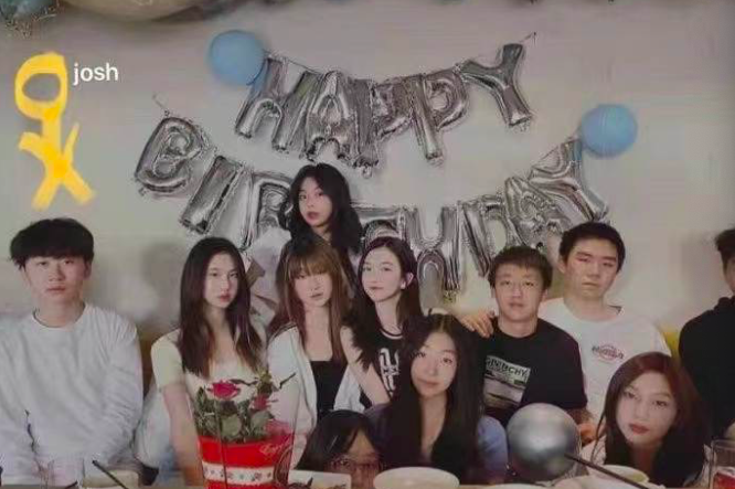 王菲现身聚会兴致高，和李嫣搭话烟酒不离手，