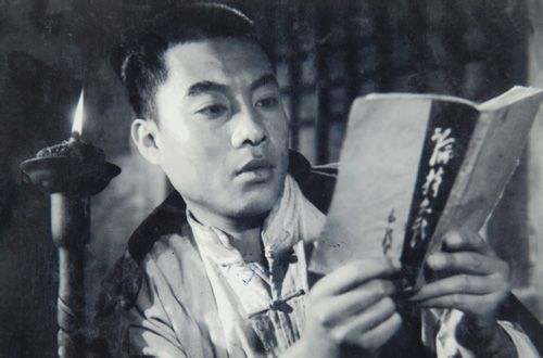 他把如来佛祖演成本人，每次一进寺庙，所有人都跪着叫他“佛祖”