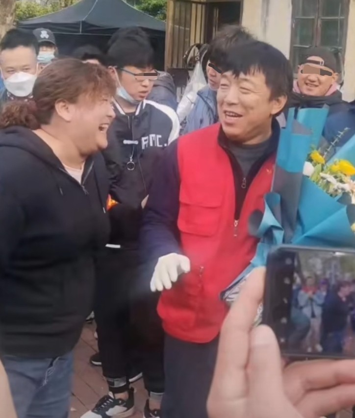 网友偶遇贾玲拍戏，四辆房车并列太气派，条件艰苦货车里换戏服？