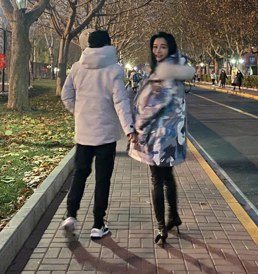 鄒市明一家四口遊哈爾濱，冉瑩穎曬照紀念，和兒子們一起吃冰棍