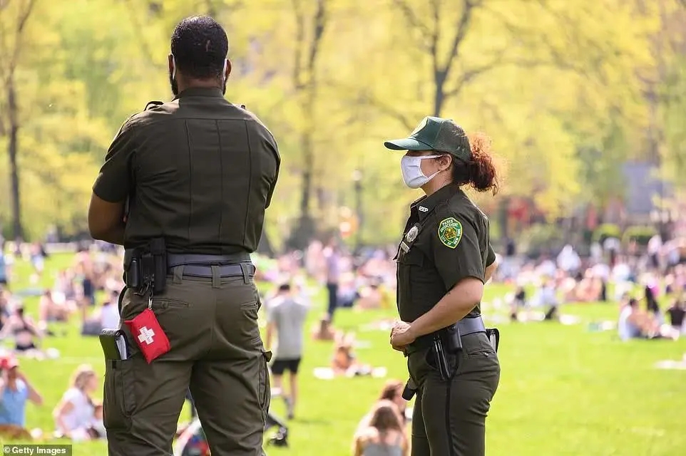 纽约公园人满为患；漠视病毒；医生痛斥！美国