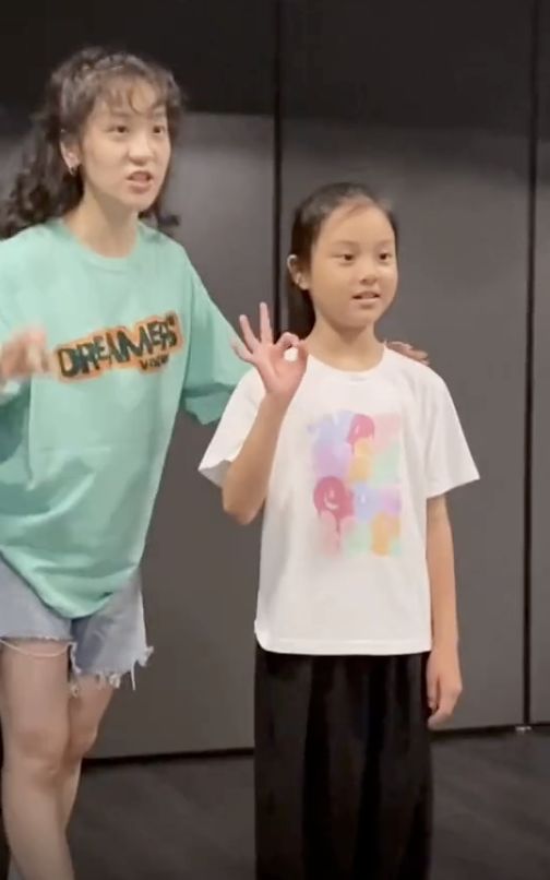 李小璐晒女儿练舞蹲马步，甜馨忍痛坚持惹人疼，网友直呼像贾乃亮