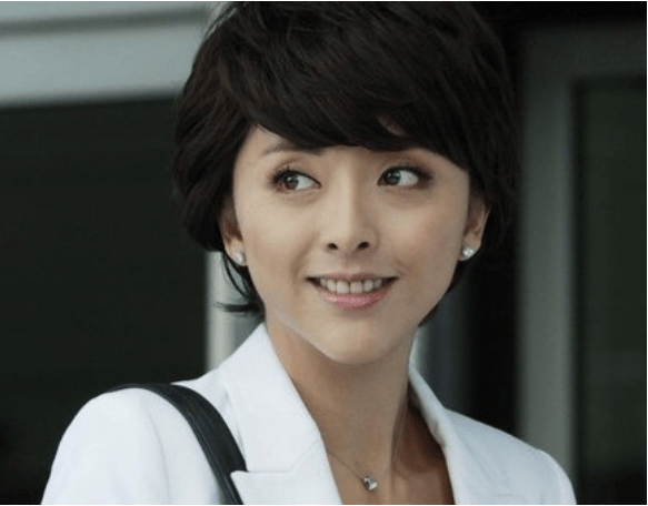 被杜淳追求，38天闪婚闪孕，被迪士尼封杀，黄小