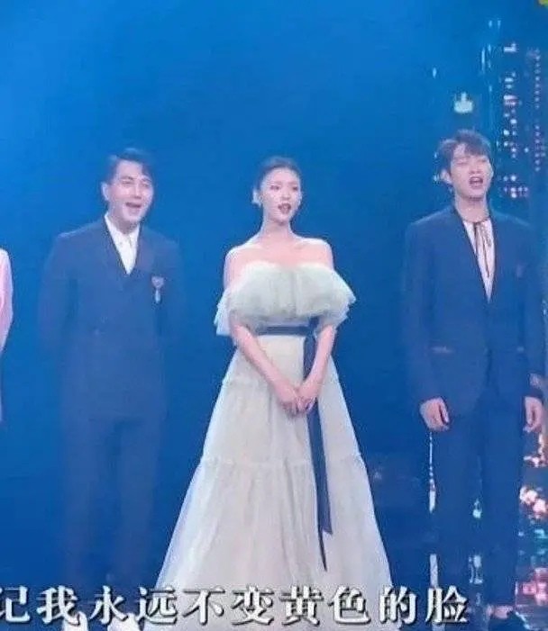 刘恺威与杨幂绯闻男友同台，大14岁依旧很帅，港媒称两人气氛太冷