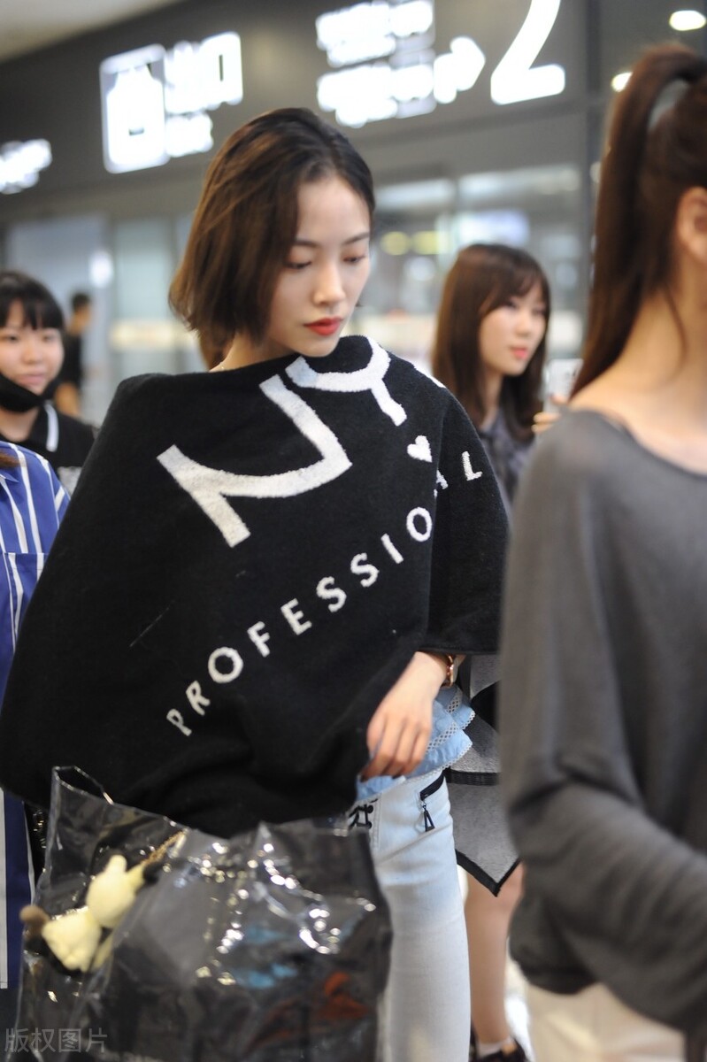 低学历爱豆的故事：光鲜亮丽的偶像，其实只是