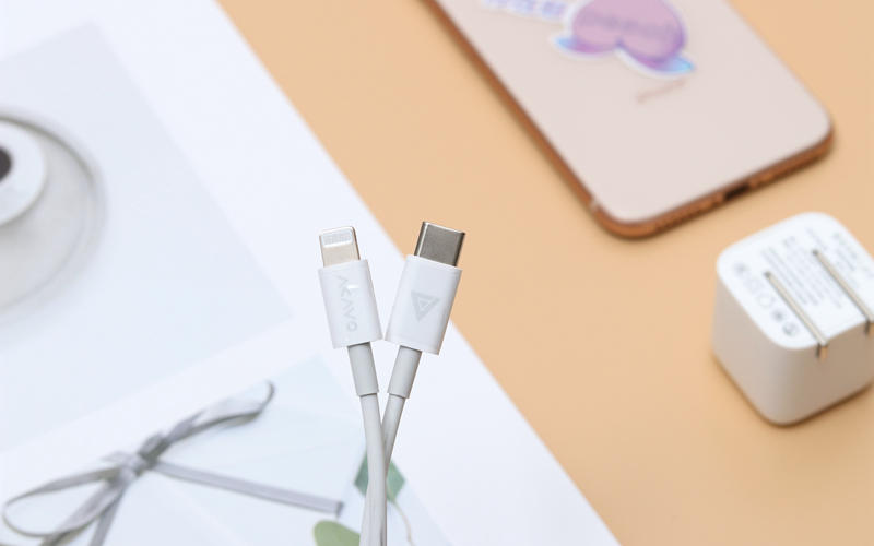 体积小，充电快，让你的iPhone快速充电，试试爱否八次方充电套装