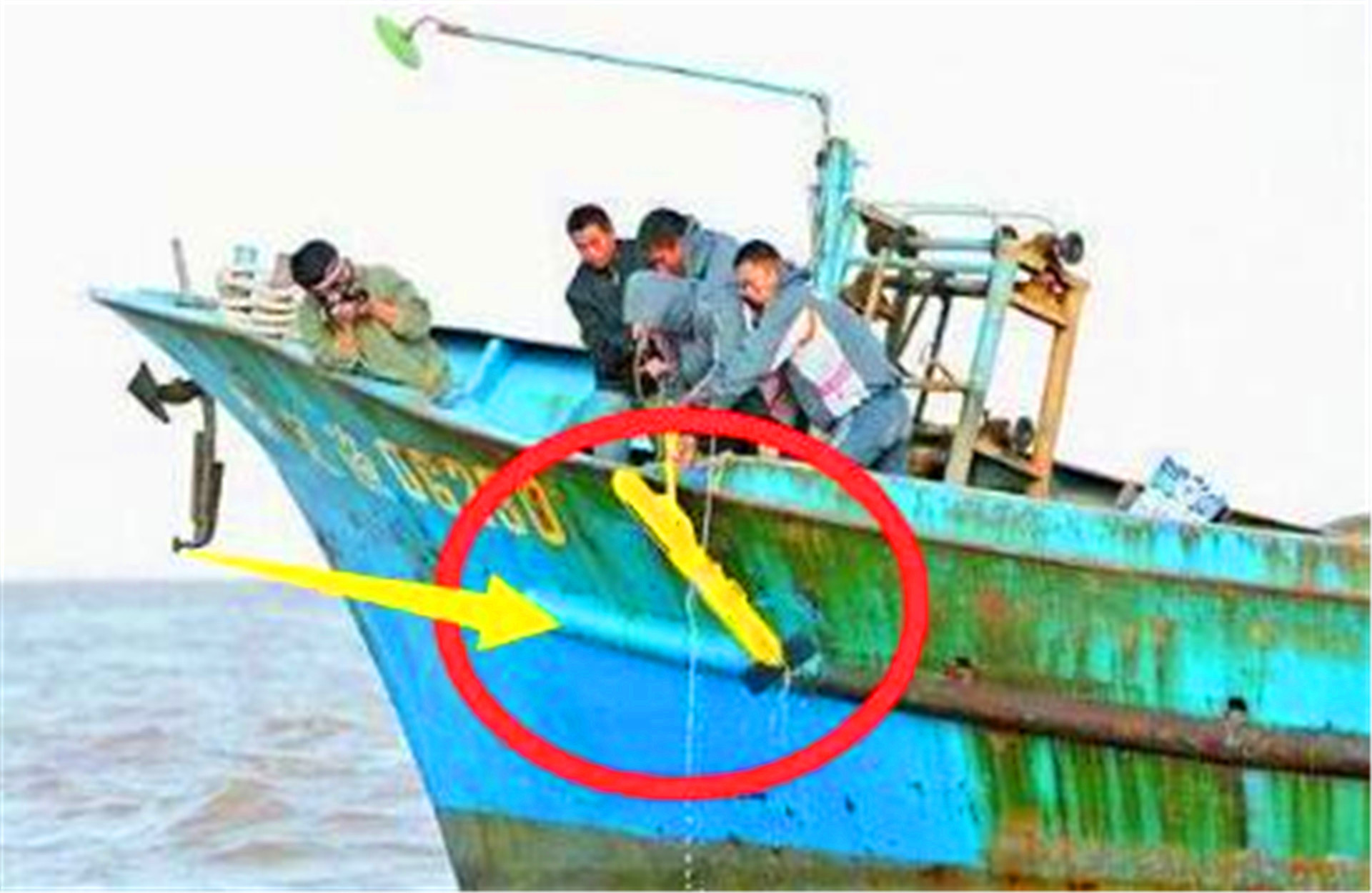 立下大功！11位中国渔民捕鱼有意外收获，捞走美