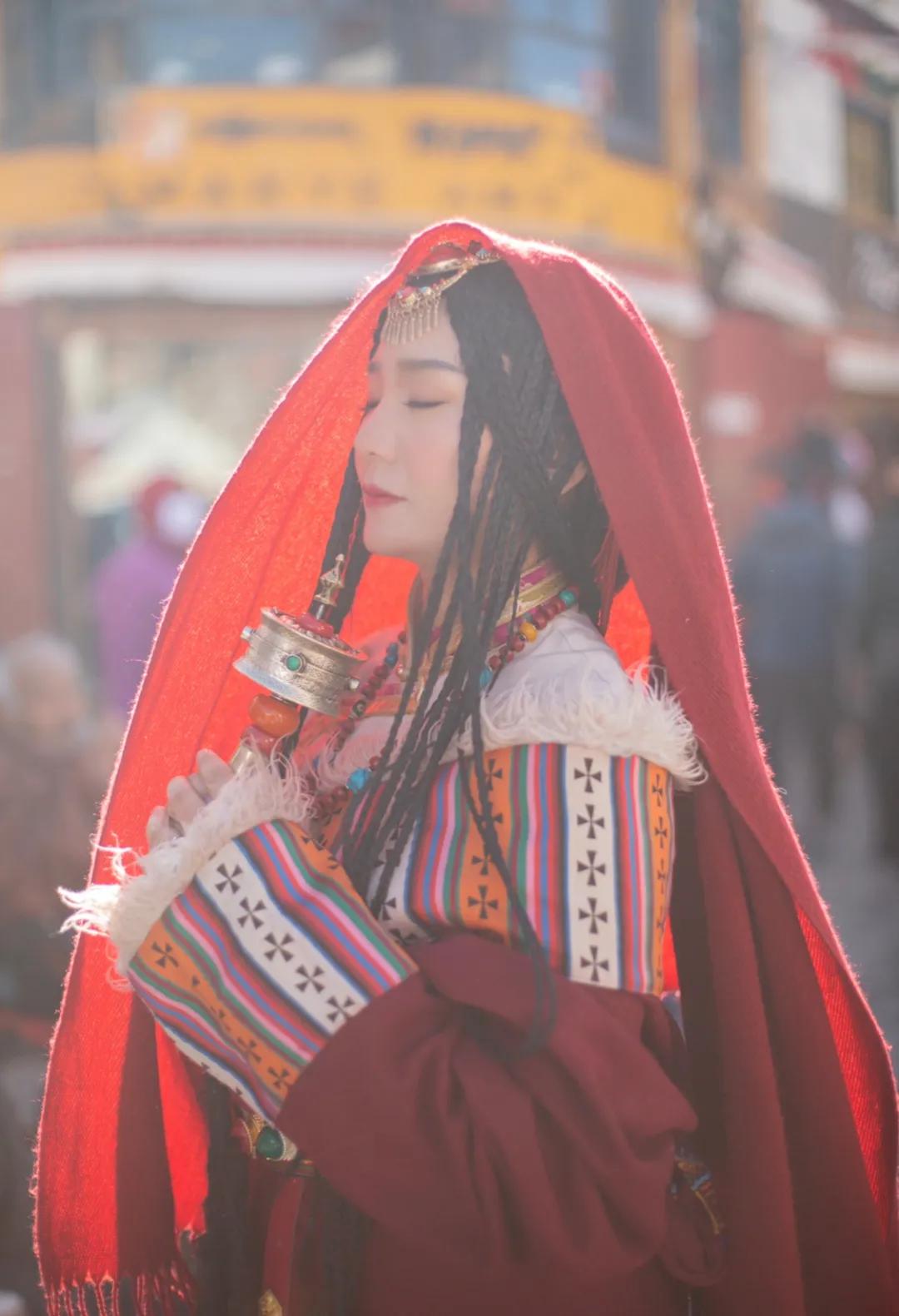 藏族人穿衣服为何只穿一只袖子？ - 知乎