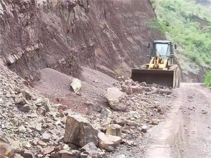 直击楚雄州交通运输系统道路抢险驰援双柏抗震救灾现场