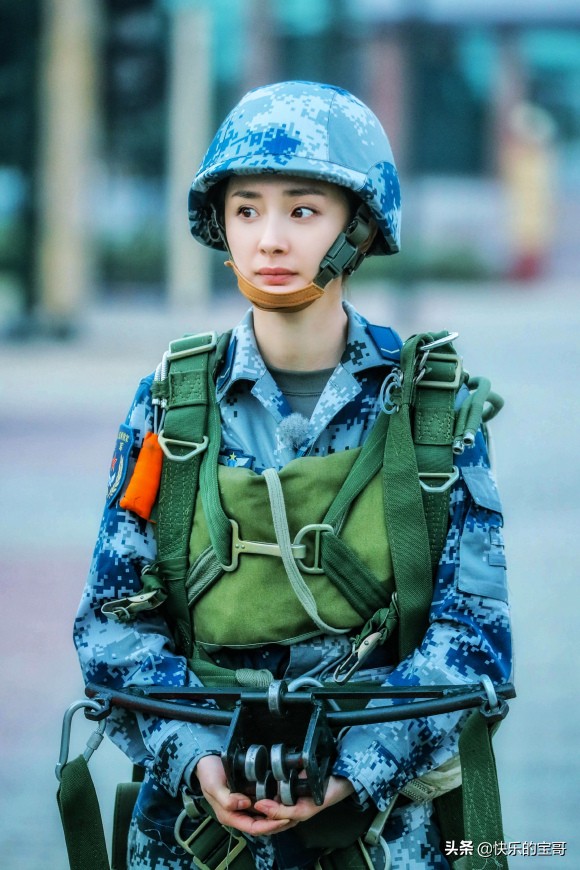 不愛紅裝愛武裝，女明星的軍裝照，哪一個是你心中的氣質女