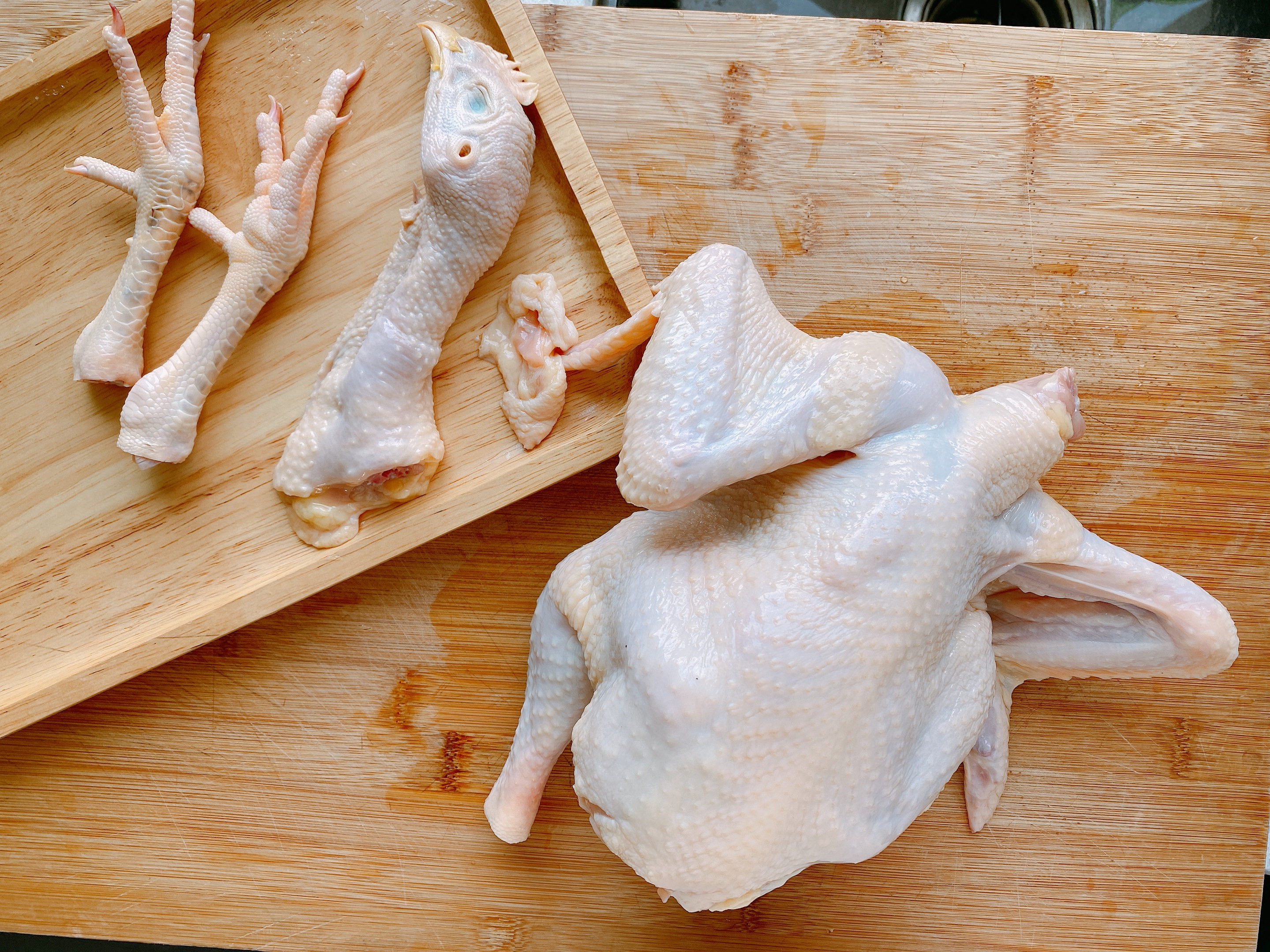 最简单的烤鸡，家里有烤箱的要试试，1个重点，皮酥肉嫩还爆汁