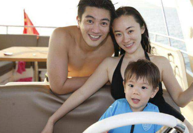 杜江夫妇低调带儿女游玩散心，霍思燕惬意微笑，网友：太幸福了