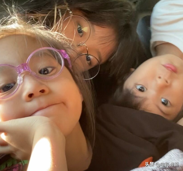 漂亮姐妹花！ 咘咘波妞穿同款衣服合影，這顏值不當童星可惜了