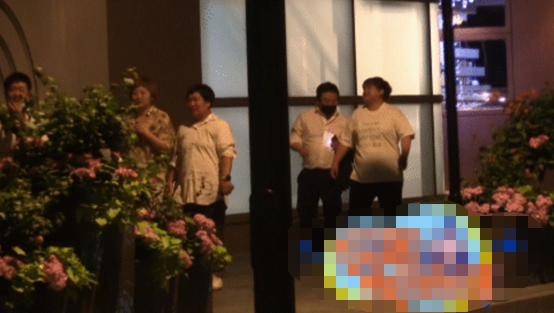 39岁贾玲深夜聚餐被拍！穿着宽松难掩小肚腩，走路左摇右晃太费力