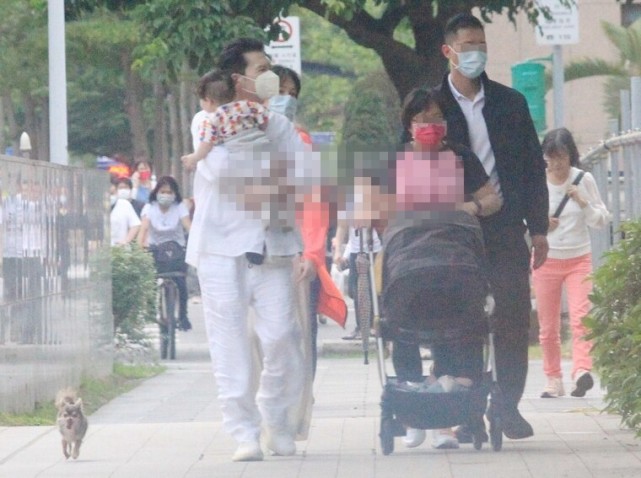 郭碧婷帶娃出行，倆保姆一保鏢護駕，向華強抱孫女溜滑梯童心未泯