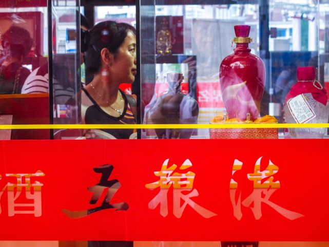 五糧液批發(fā)價逼近千元，白酒再掀漲價潮，但提價壓貨是飲鴆止渴？