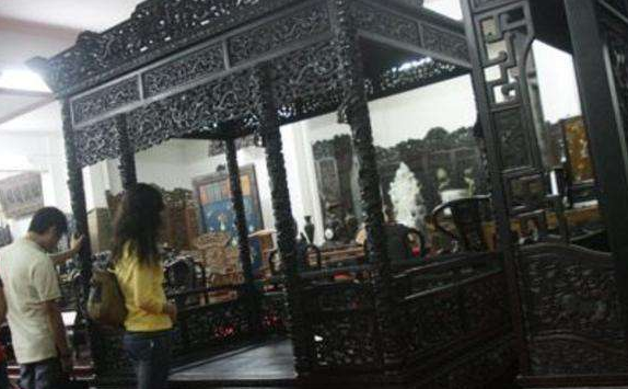 福建发现清宫3吨重“龙床”，专家劝其上交，持宝人开价5个亿