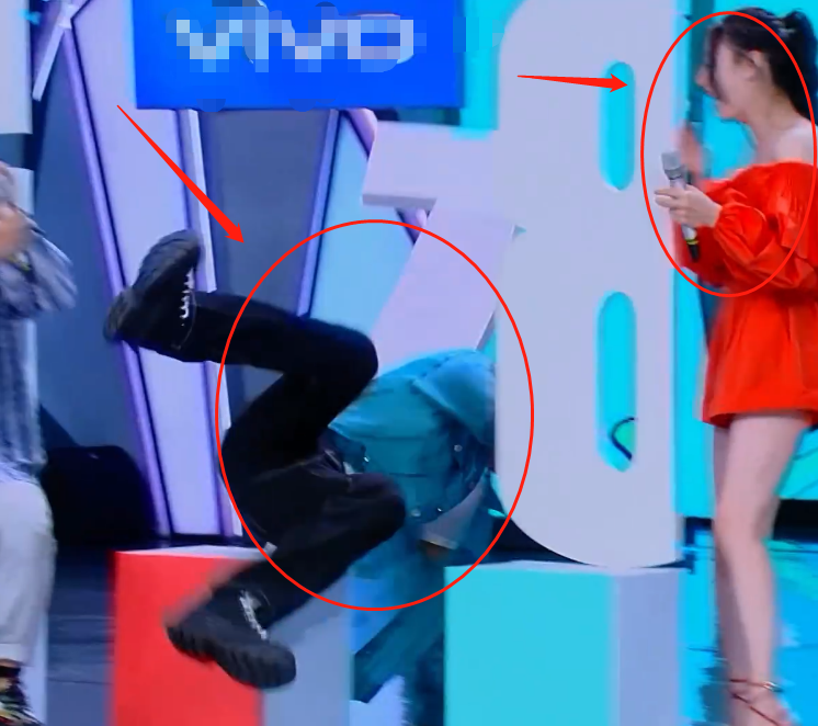 黄景瑜节目中跌倒，热巴现场反应引爆笑，是否避嫌一望而知