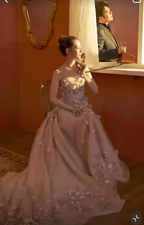 吉娜与郎朗同框秀恩爱，男才女貌被赞王子与公主，深情对视超甜蜜