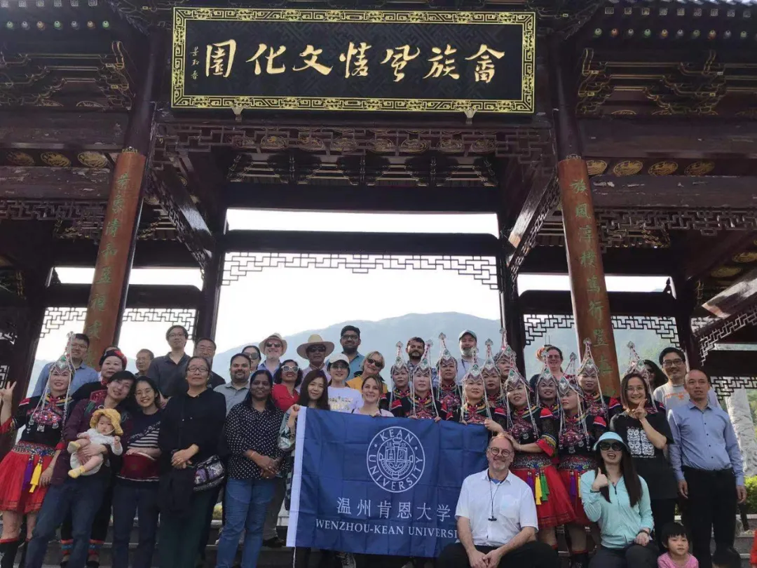 温肯组织近百名中外教师开启“寻温”之旅