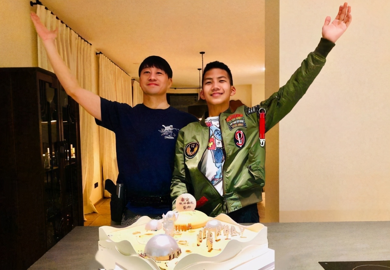 有种 开挂式长大 叫胡军儿子 12岁就比母亲高 身高近1米8 其他 蛋蛋赞