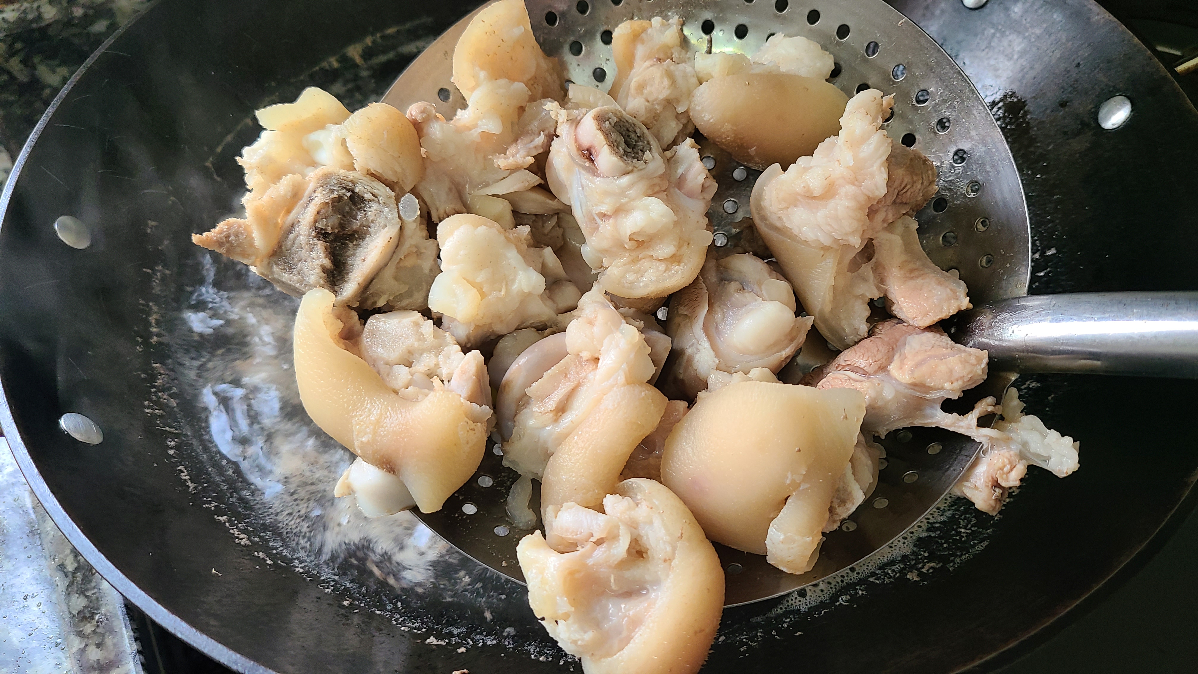 酸梅猪脚，我就喜欢这种做法，广东很好吃的一道菜，简单美味