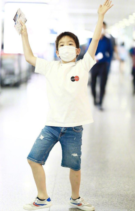 还记得杜江儿子嗯哼吗，和妈妈走机场被偶遇，8岁变化大到认不出
